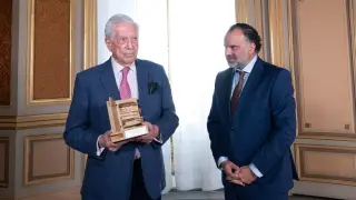 Fernando de Yarza entrega el Premio AMI a la Defensa del Periodismo de Calidad, en Casa de América.