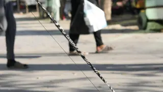 Hadia Ahmadi, de 43 años, limpia zapatos en Kabul después de ser echada de su puesto de trabajo como maestra.