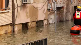 Varias calles de Tudela, inundadas por la riada