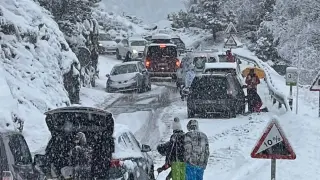 Atasco de tráfico el pasado 5 de diciembre camino de Cerler.