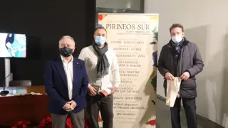 Miguel Gracia, presidente de la DPH, Germán Quimasó, de la promotora cultural Sonde 3 Producciones, y Jesús Gericó, alcalde de Sallent de Gállego, durante la presentación de Pirineos Sur 2022.
