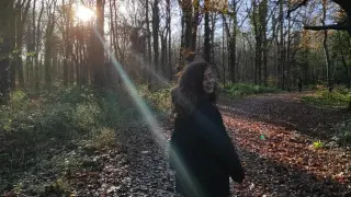 Naihara Urrea en un bosque durante su estancia en Dublín, donde estudia 4º de ESO.