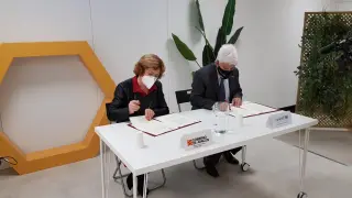 La consejera de Ciudadanía y Derechos Sociales, María Victoria Broto, y el presidente de Unicef Aragón, José Manuel Pomar, este martes en la firma del convenio por el que se acuerda la creación de un Consejo Autonómico de Participación.