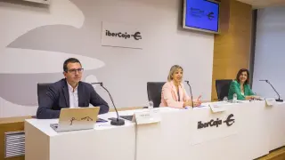 Toño Ruiz, Teresa Fernández y Cristina Mateo, ante la prensa.
