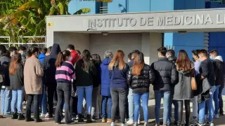 Estudiantes de la Residencia Universitaria de Badajoz, a las puertas del Instituto de Medicina Legal de Badajoz.