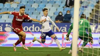 Borja Sainz se escapa del defensa Rubio de cara a la portería de Herrero en el último Real Zaragoza-Burgos de Copa jugado el martes pasado en La Romareda.