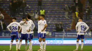 Sainz, Giménez, Eguaras, Jair, Adrián González y Chavarría, cariacontecidos y hundidos en el momento de concluir el partido de ayer.