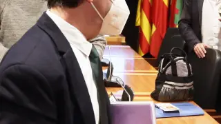 El alcalde de Huesca, Luis Felipe, charla con la concejala de Cs María Eugenia Gabás al final del pleno de presupuestos.