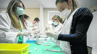 Enfermeras de un centro de salud preparan viales de Astrazeneca