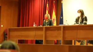 Reunión de Mayte Pérez y Sira Repollés sobre la futura unidad satélite de radioterapia en Teruel.
