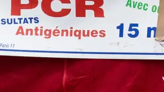 Franceses esperan para realizarse una PCR.