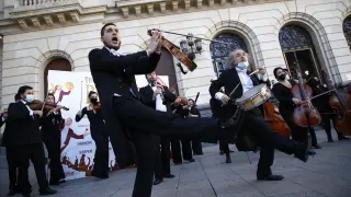 Los músicos del espectáculo 'The Royal Gag Orchestra', actuando en la plaza de España.