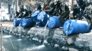Los talibán vertiendo el alcohol en el canal de Kabul.