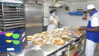 Los obradores de la panadería Obrador Aljafería haciendo los roscones.