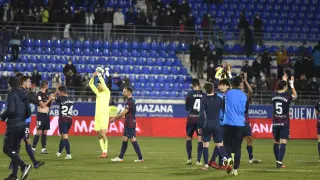 Los futbolistas de la SD Huesca se despiden de los aficionados tras la derrota liguera con el Girona.