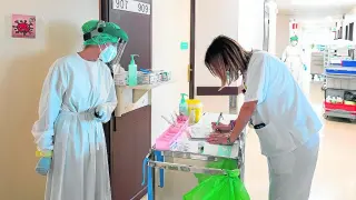 Dos enfermeras se encargan de la administración de los medicamentos en la unidad.