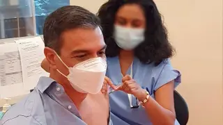 Pedro Sánchez ha recibido la tercera dosis de la vacuna contra la covid-19 en el Hospital Puerta de Hierro, este viernes.