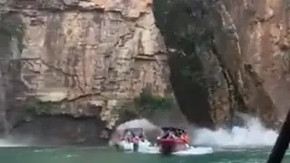 Momento en el que la roca cae sobre las barcas.