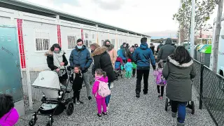 Familias de escolares de infantil, ayer, esperan para entrar en el colegio María Zambrano.