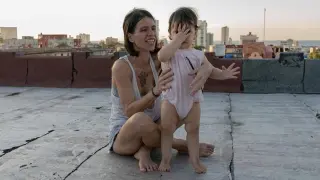 La periodista independiente cubana Marta María Ramírez y su hija, en La Habana.