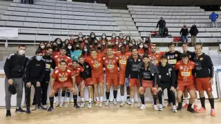 Los jugadores del Bada Huesca posan con las canteranas del club.