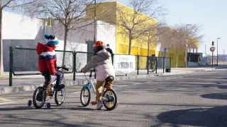 Los vecinos de Valdespartera denuncian que no tienen carriles bicis para llevar a sus hijos al colegio.|