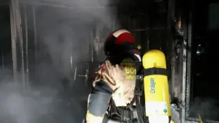 Los bomberos de la DPT sofocan un incendio en Cretas.