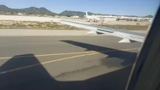 El avión del Real Zaragoza, parado en las pistas del aeropuerto de Ibiza nada más aterrizar, con la pérdida de combustible por el ala izquierda.