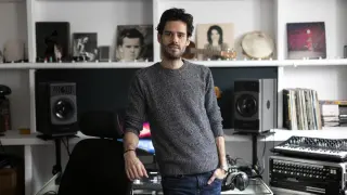 El músico zaragozano Sergio Marqueta, en su estudio casero.