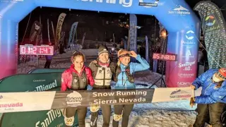 Virginia Pérez, junto a sus compañeras de podio en el Mundial de snow running.