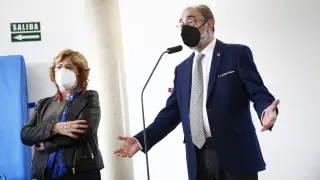 María Victoria Broto y Javier Lambán, este viernes, en el Centro de Mayores Picarral de Zaragoza