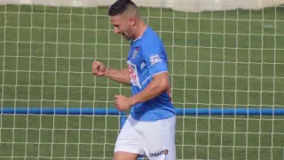César San Agustín celebra un gol en Los Olmos.