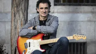 El zaragozano José Luis Arrazola, con una de sus guitarras.