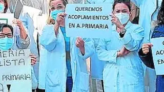 un grupo de profesionales ante el centro de salud Las Fuentes Norte de Zaragoza.