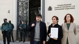 Mónica García (Más Madrid), en el centro, portando el escrito presentado ante la Fiscalía