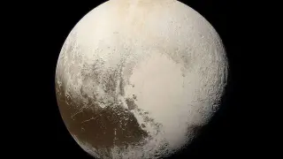 Plutón fue considerado el noveno y más pequeño planeta del sistema solar por la Unión Astronómica Internacional y por la opinión pública hasta 2006,