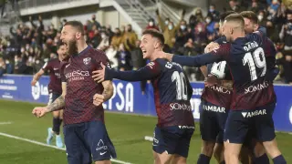 Los jugadores de la SD Huesca celebran el gol de la victoria ante el Lugo.