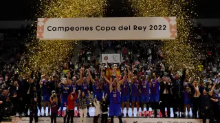 Los jugadores del Barça celebran la consecución del título de la Copa del Rey tras su victoria ante el Real Madrid