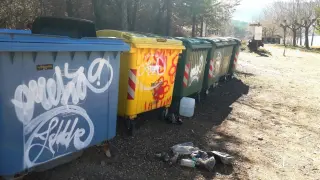 En el embalse de Barasona hay contenedores, vandalizados y con pintadas, pero la basura está esparcida por los alrededores.