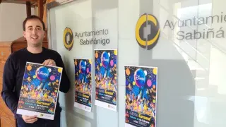Ruben Lafragüeta, concejal de Festejos del Ayuntamiento de Sabiñánigo, con el cartel de Carnaval