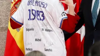 Ayuso posa con la camiseta del Real Madrid junto a Emilio Butragueño (c-d), Michel (i), Sanchís (2i), Rafael Martín Vázquez (2d) y Miguel Pardeza.