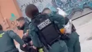 Los agentes de la Guardia Civil llevándose a una de las detenidas en los altercados de Fraga.