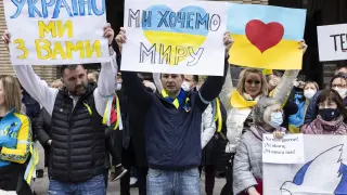 Concentración de la comunidad ucraniana en repulsa a la invasión rusa de Ucrania, el pasado sábado en la plaza del Pilar de Zaragoza.
