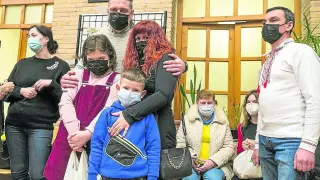 Dos de las familias ucranianas acogidas por Zaragoza, ayer, en la Casa de las Culturas.