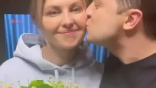 Olena Zelenska recibe un beso de su marido, Volodimir, el pasado día de San Valentín.