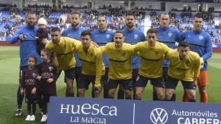 Los jugadores de la SD Huesca vestidos de azul y amarillo, en apoyo a Ucrania, antes del partido contra Las Palmas.