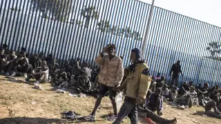 Varios migrantes son atendidos por personal sanitario tras saltar la valla de Melilla, el pasado miércoles.