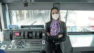 María Rio, en la cabina de conducción de un tren eléctrico de la serie 470 aparcado en Delicias.
