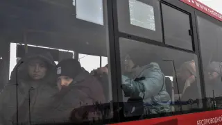 Autobuses y automóviles se han suman a la operación de evacuación de civiles de Sumy.
