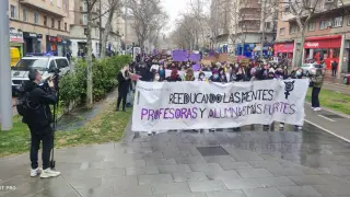 La manifestación de los estudiantes por el 8M recorre las calles de Zaragoza.